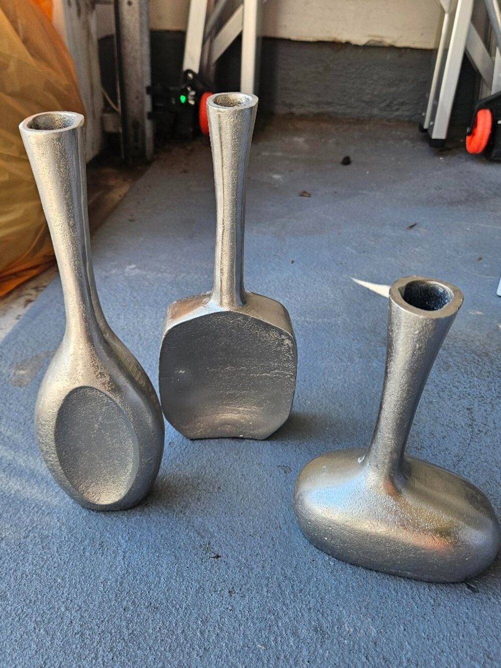 3 small figurines